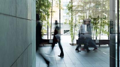 i2i-people-walking-in-motion
